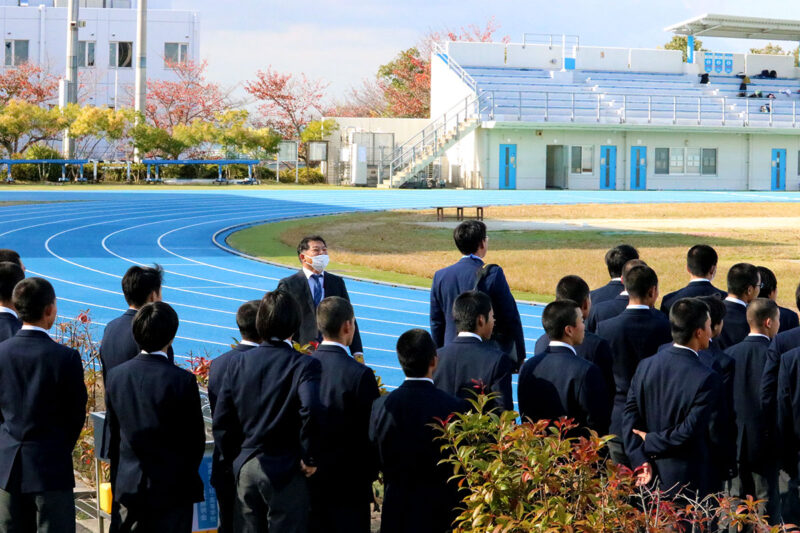 2022年にブルーに全面改修された陸上競技場を見学している様子