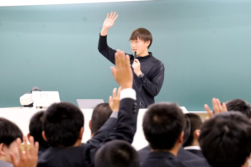 野尻翔さん（体育学部2年、サッカー部所属）が大学生活やクラブ活動について報告