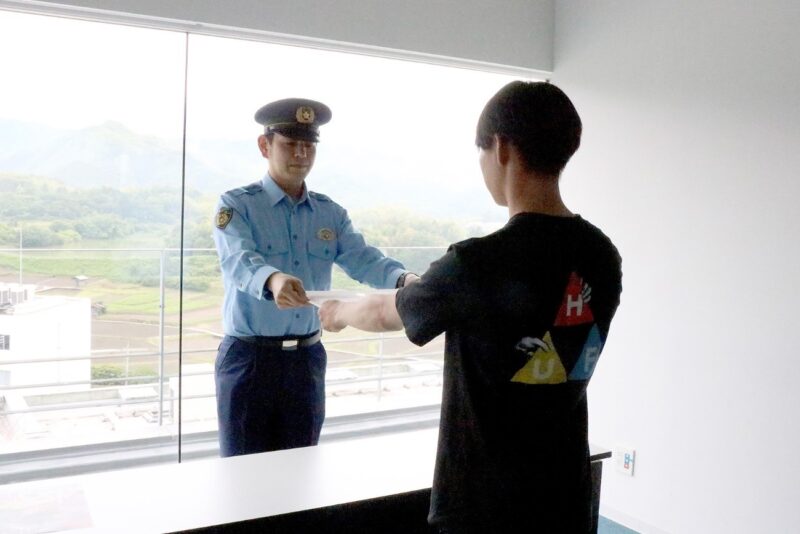 泉佐野警察署の生活安全課の杢保賢警部から学生に感謝状が贈られた