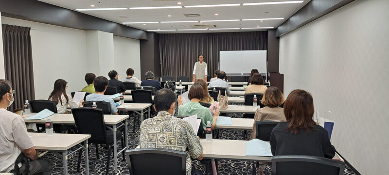全体会で宮崎光弘キャリア支援部長が進路状況を報告