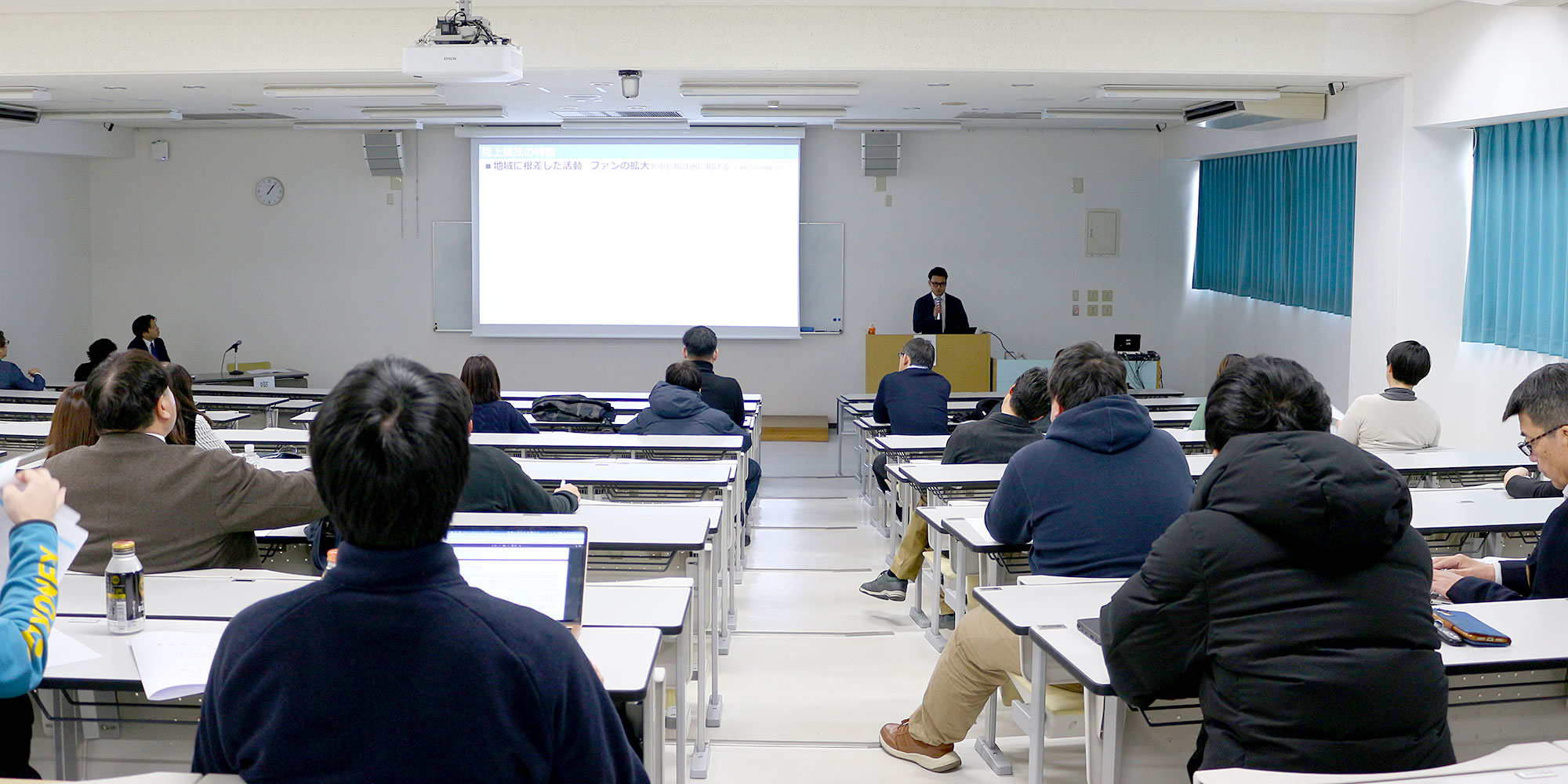 指導教員や大学院生、教職員らが見守る中、研究内容を発表