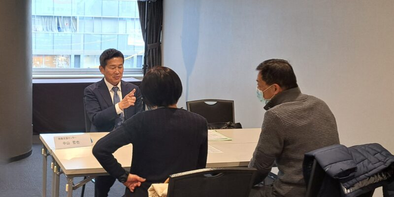 教員採用試験の具体的な対策講座について説明する中山哲也教職支援センター長