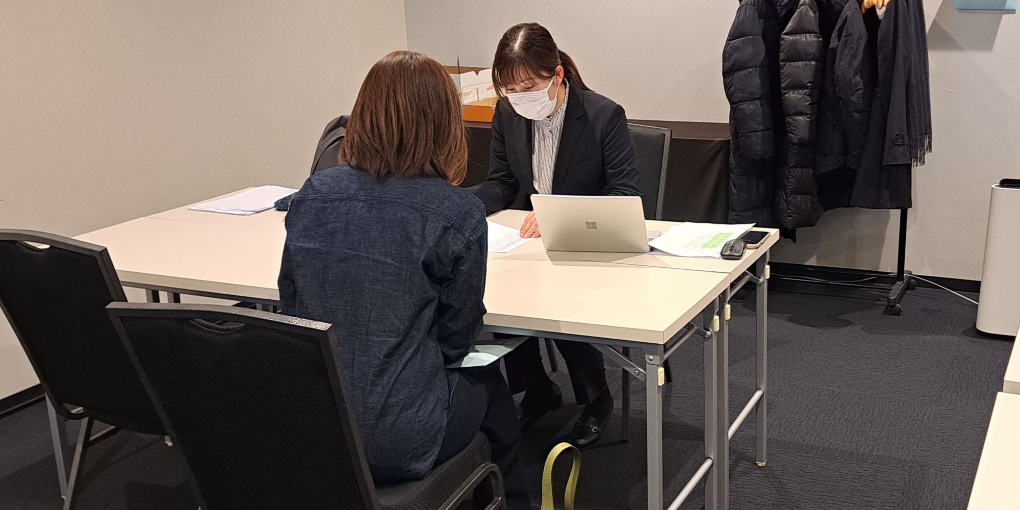 学修状況について懇談する教学部教務担当スタッフ