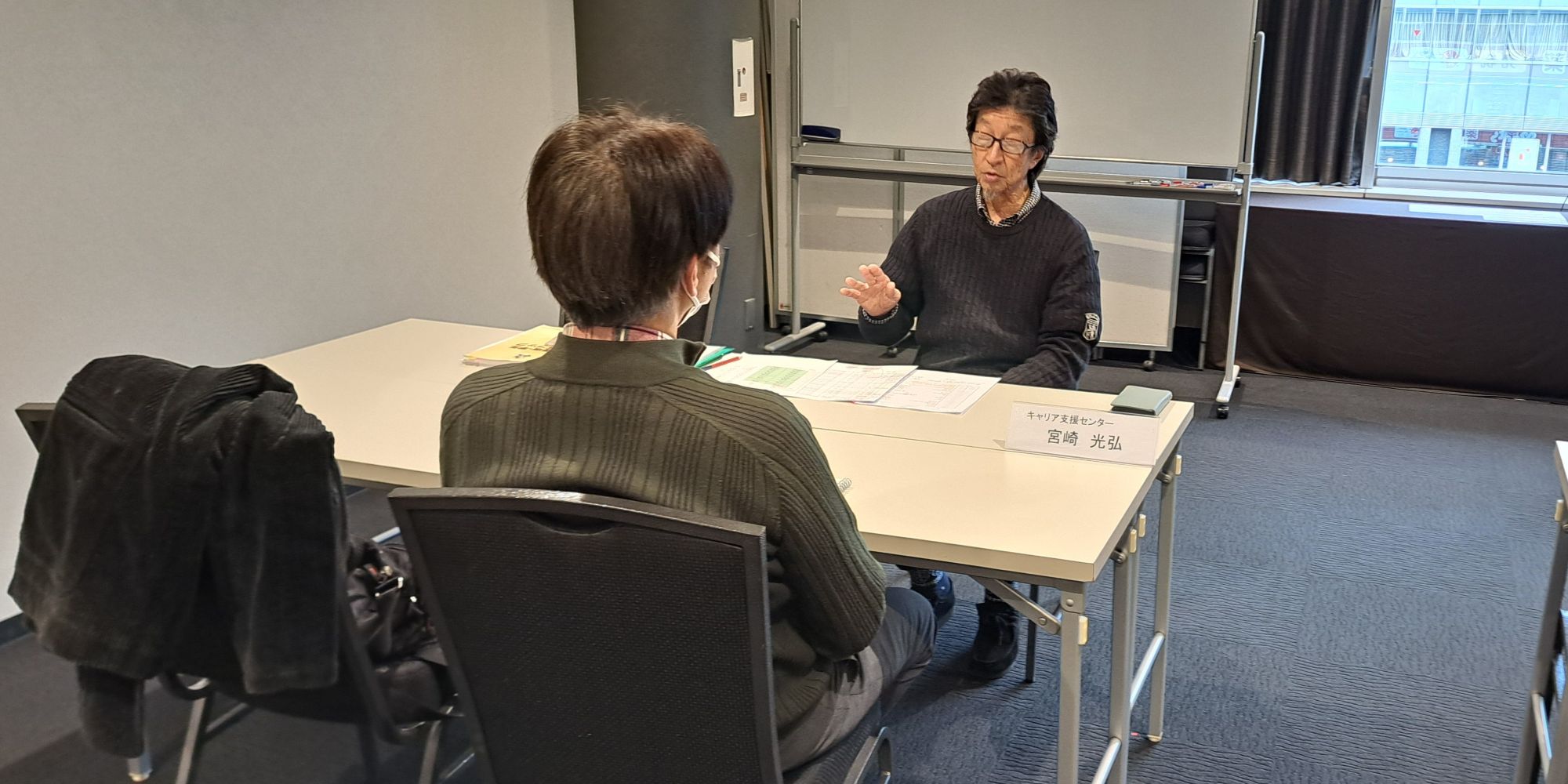 保護者の方と就職について懇談する宮崎光弘キャリア支援部長