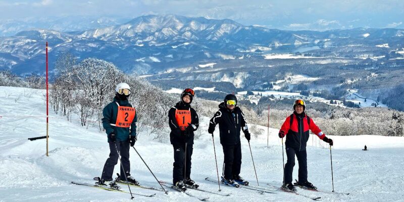 本学教員から、直接、技術指導を受ける。右から、竹内亮教授、植木章三教授、教育学部学生2名
