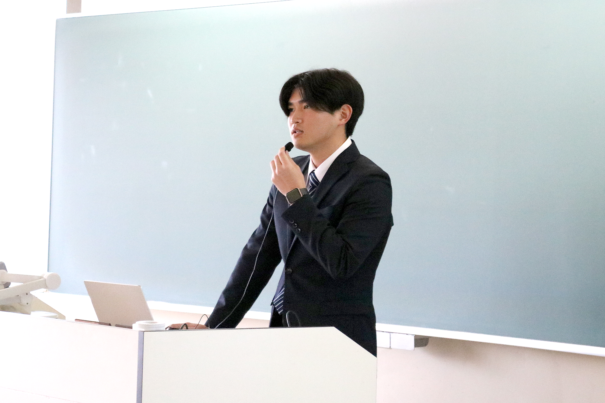 体育学部4年・テニス部男子の栗生和馬さん