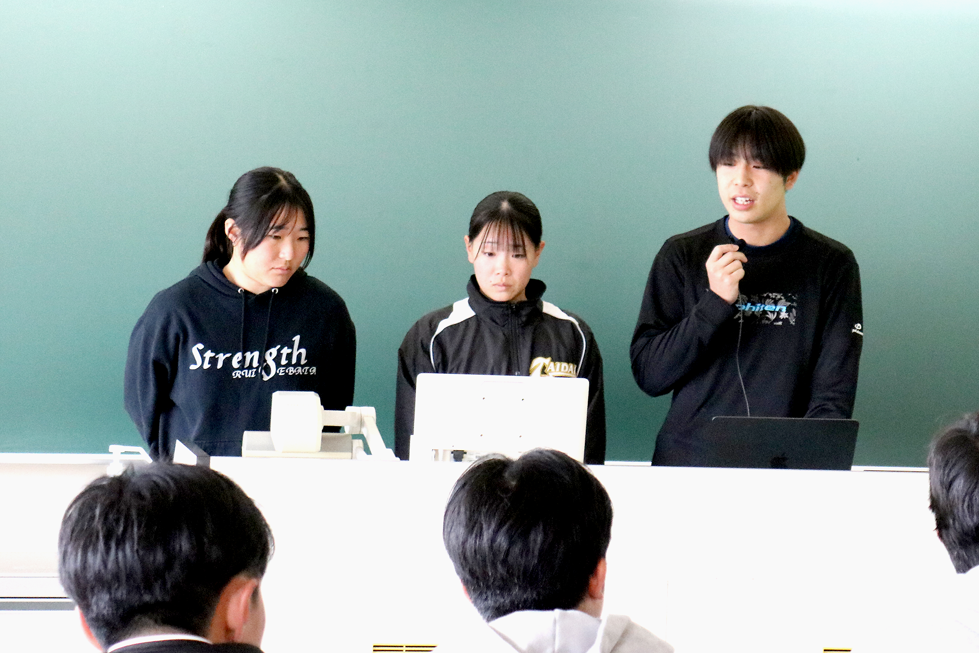 左から体育学部3年の池島明子ゼミ阪本芹渚さん、廣瀨瑠奈さん、山田絵斗さん