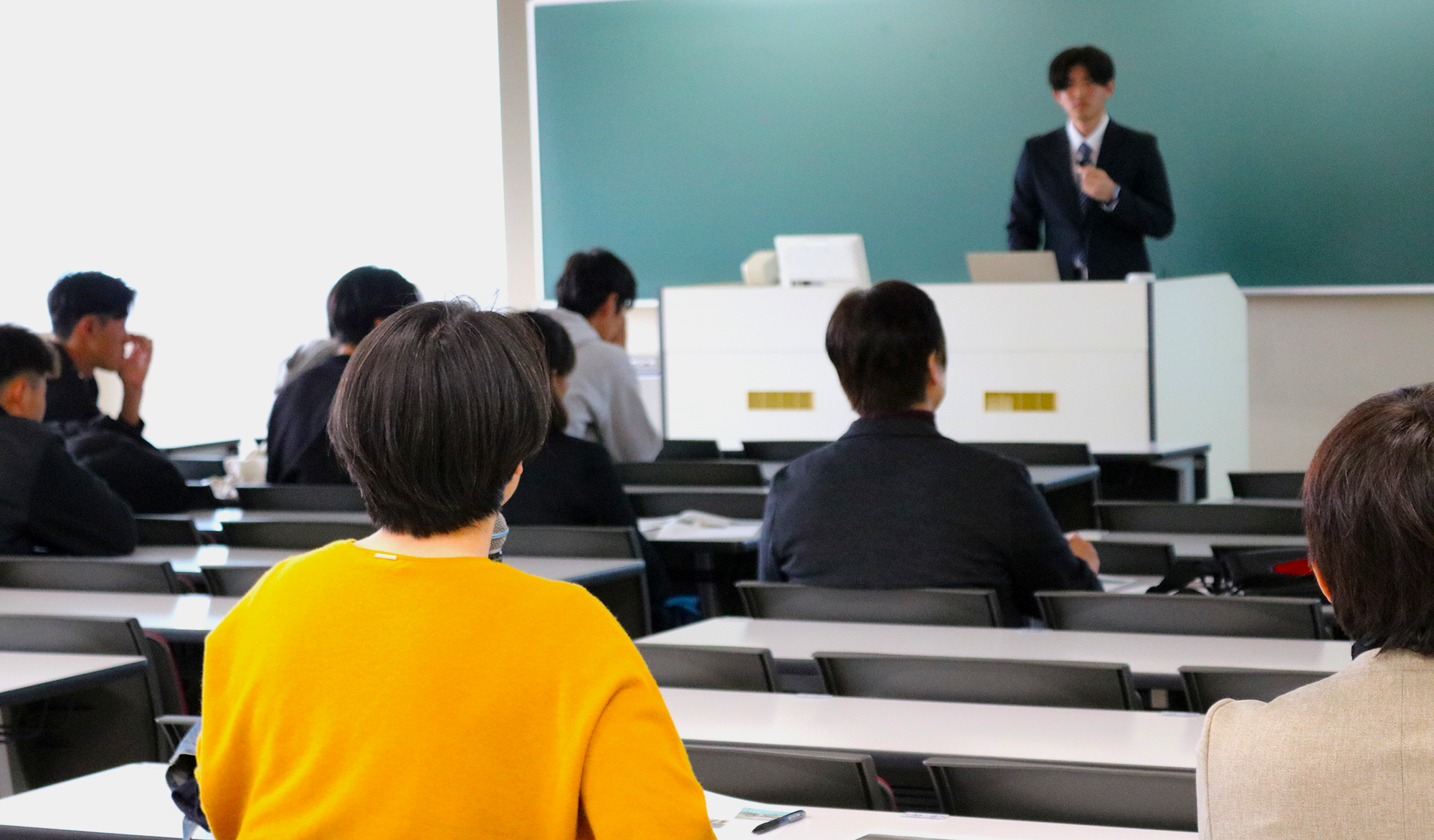 教員、学生から活発な質問が寄せられる