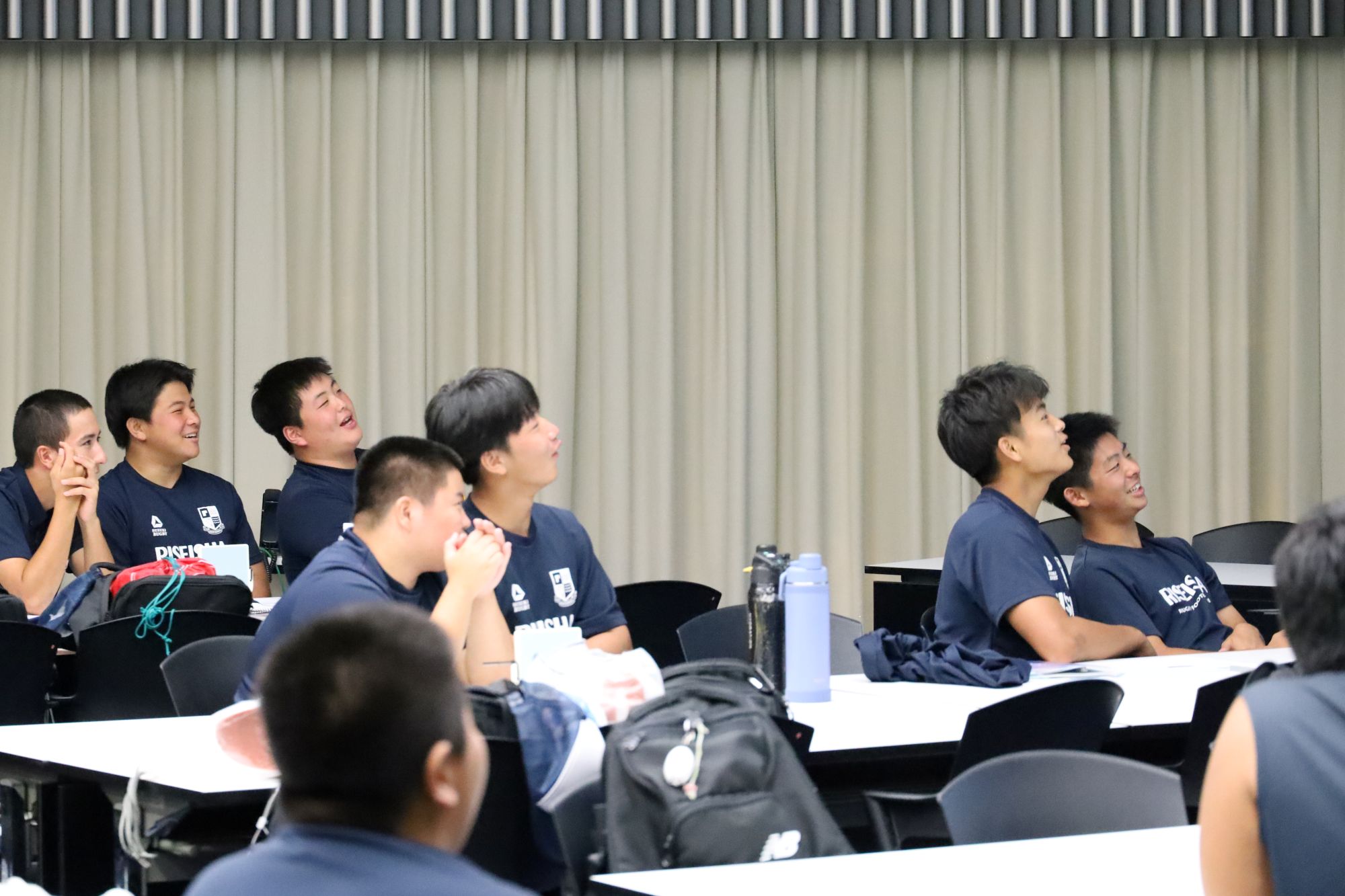 体験授業では、和気あいあいとした雰囲気が流れた