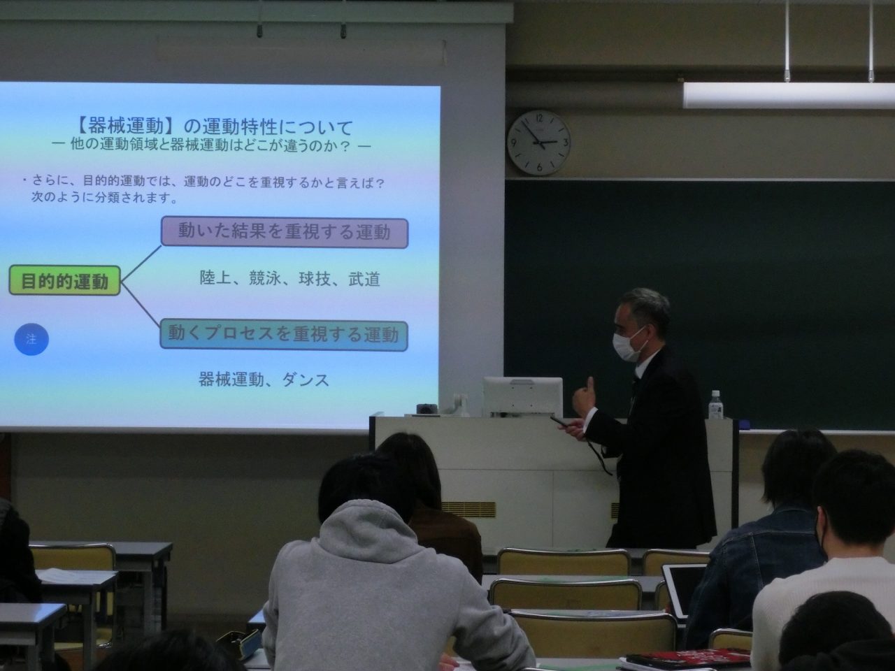 講義をしている岡端隆教授