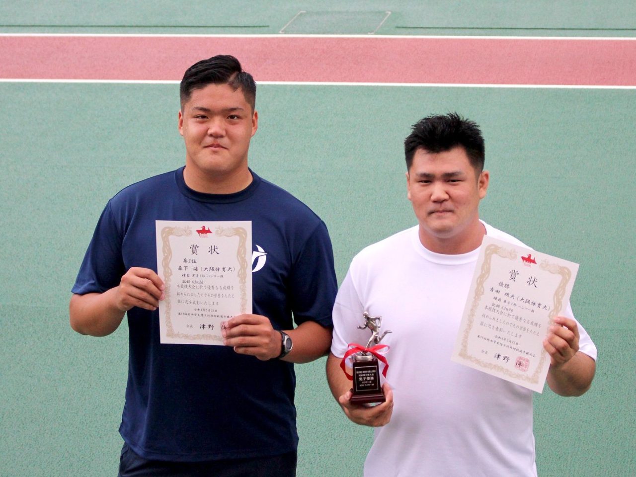 ハンマー投げ　優勝・吉田明大（右）、2位・森下海（左）