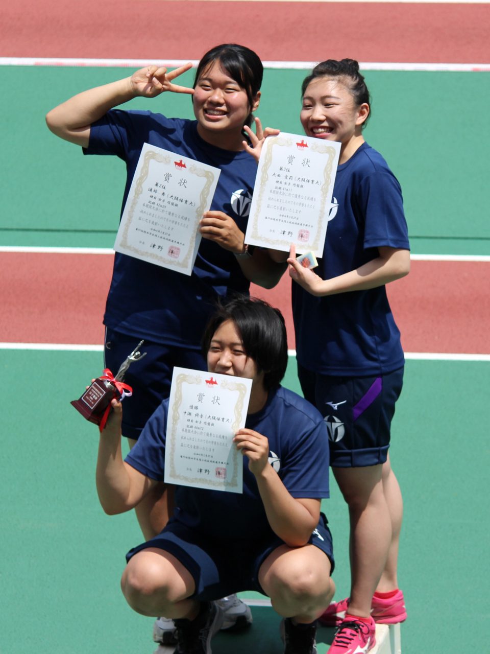 円盤投げ女子　優勝 中瀬綺音(中)、　2位 渡部舞（左）、3位大西愛莉（右）