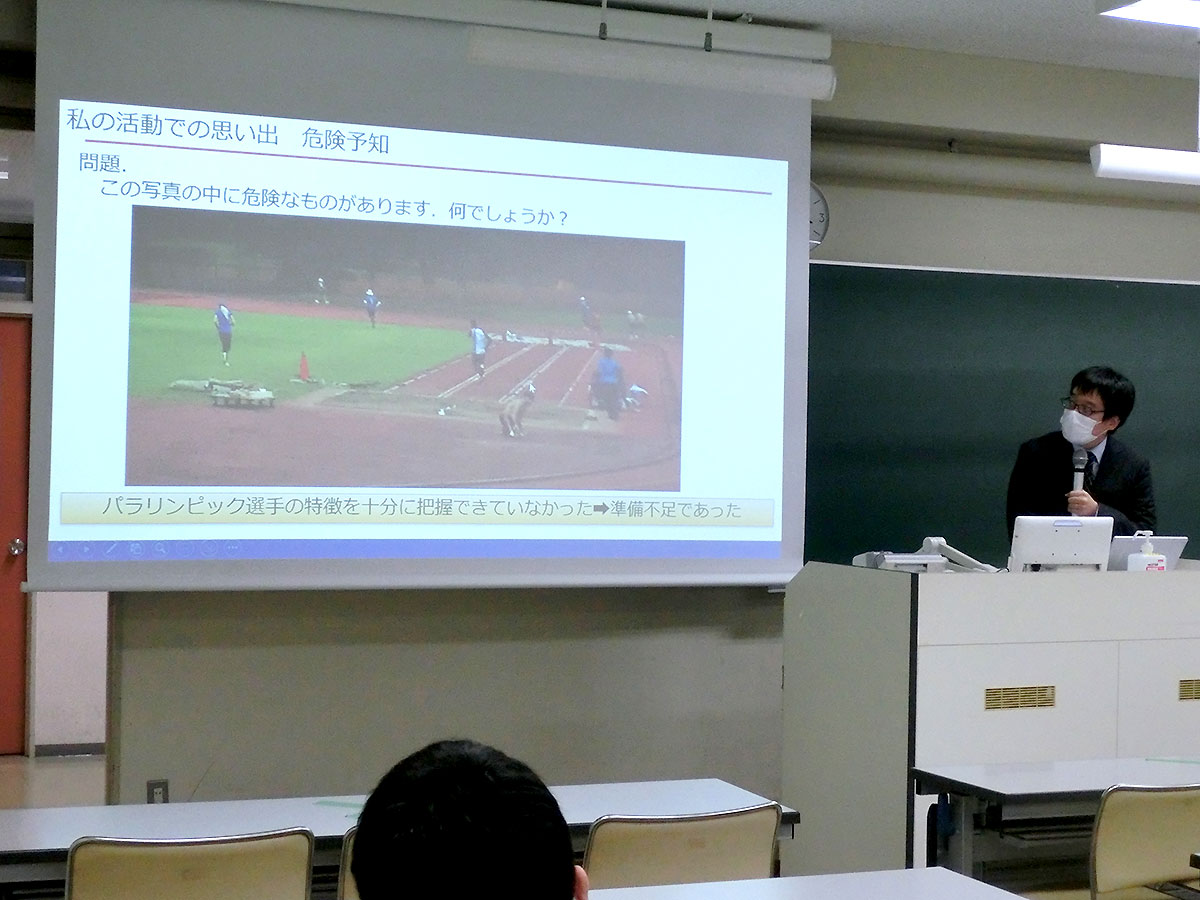 北里大学北里研究所病院、理学療法士の倉坪亮太先生が「東京２０２０大会の活動経験－スポーツ医学におけるレガシー－」のテーマで講義している様子