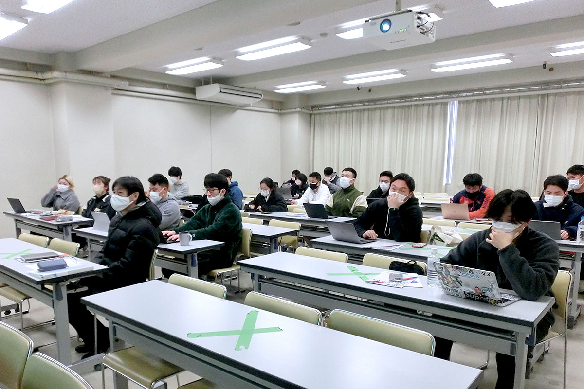 真剣に講義を聞く学生と参加者