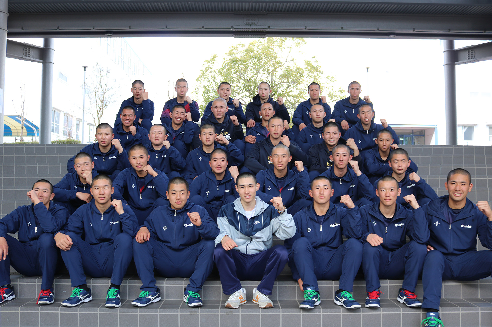 先輩も一緒にみんなでポーズ