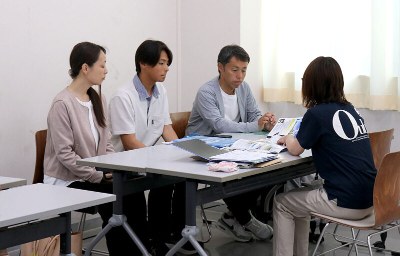 入試やクラブ活動、キャリア支援などについて入試部のスタッフが説明