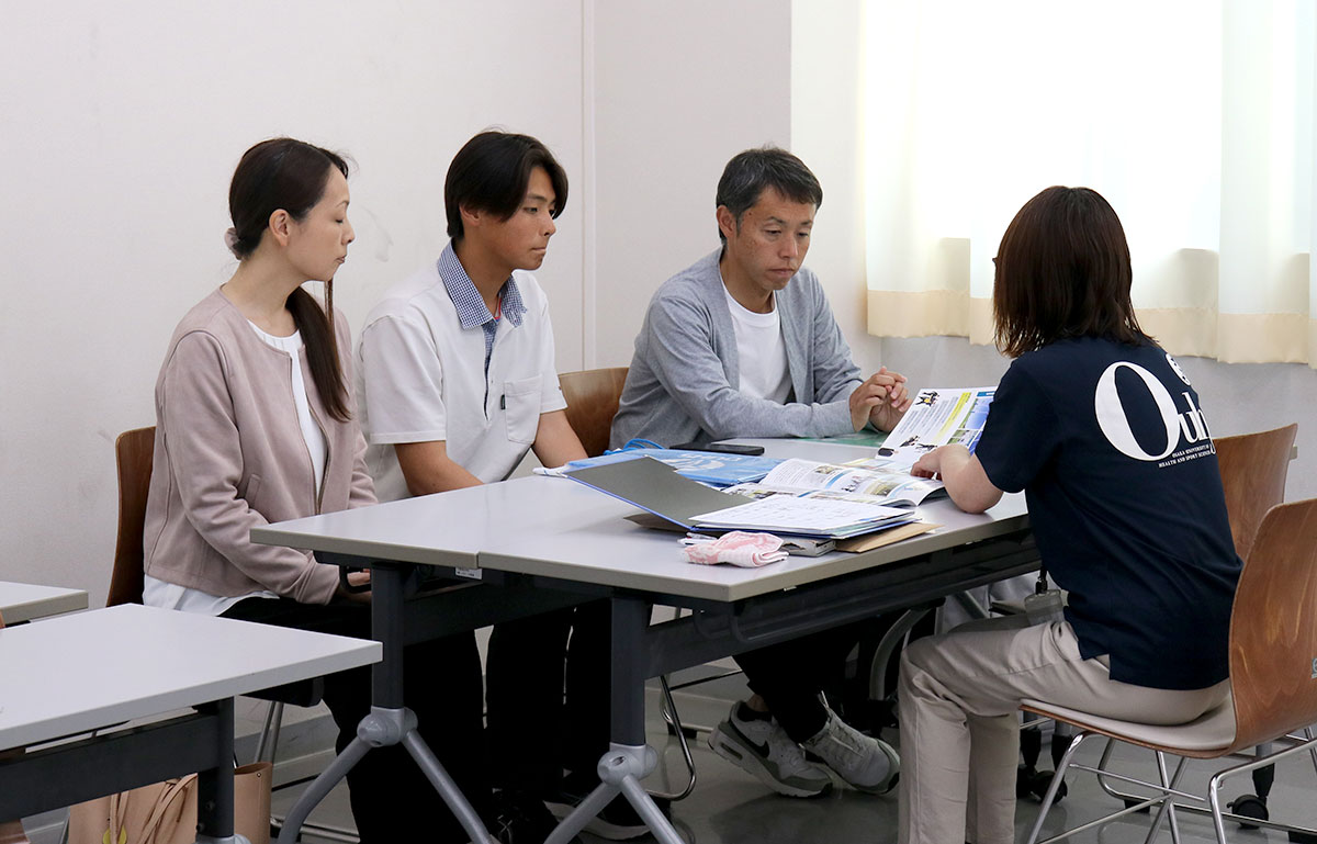 入試やクラブ活動、キャリア支援などについて入試部のスタッフが説明