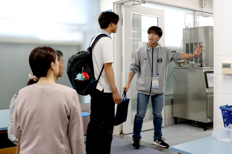 学生チーム「Bowcan’s!」（ボーキャンズ）の大久保樹さん（教育2年・琴丘）がキャンパスを案内