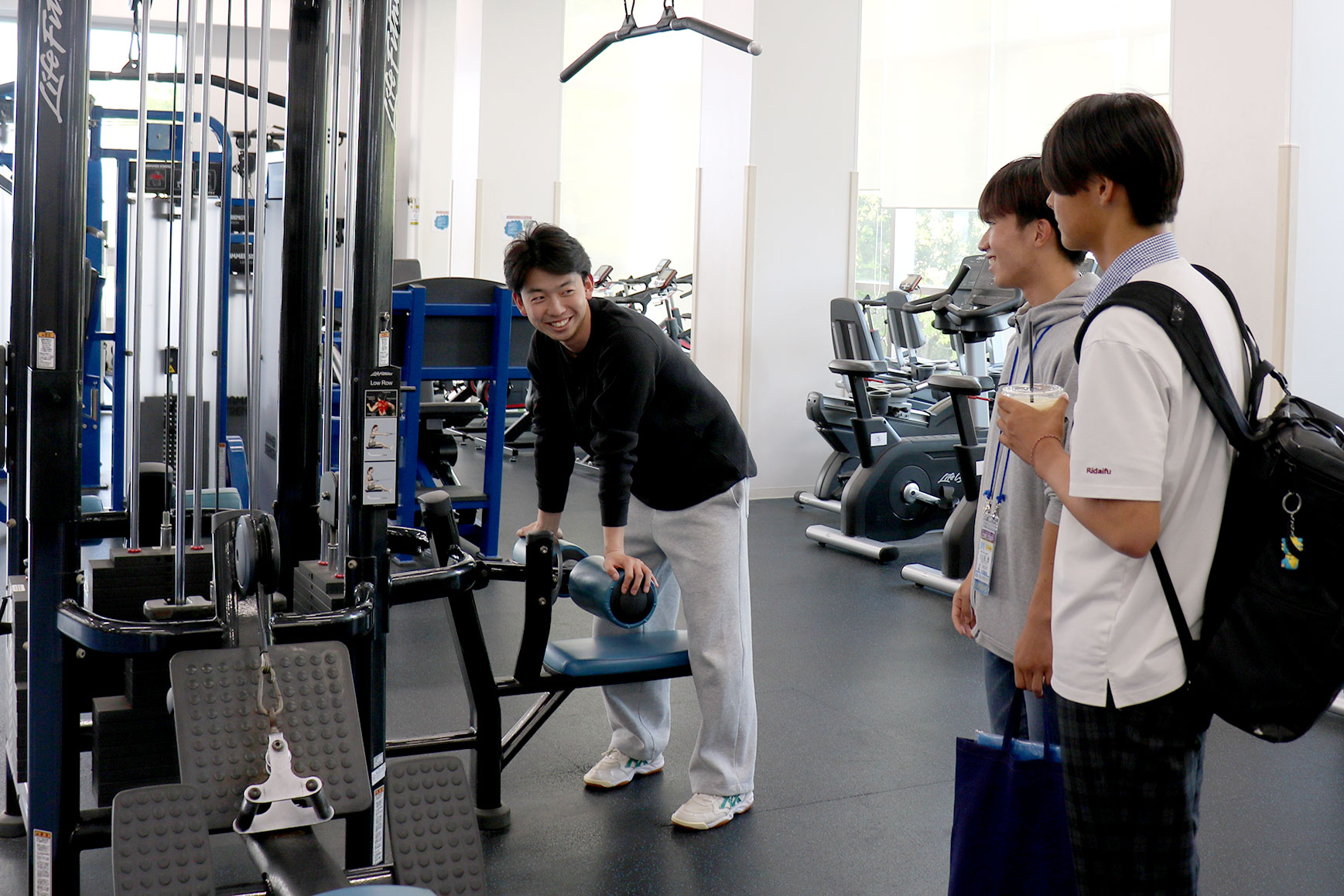 S&Cルームを見学。本学学生と語らう様子