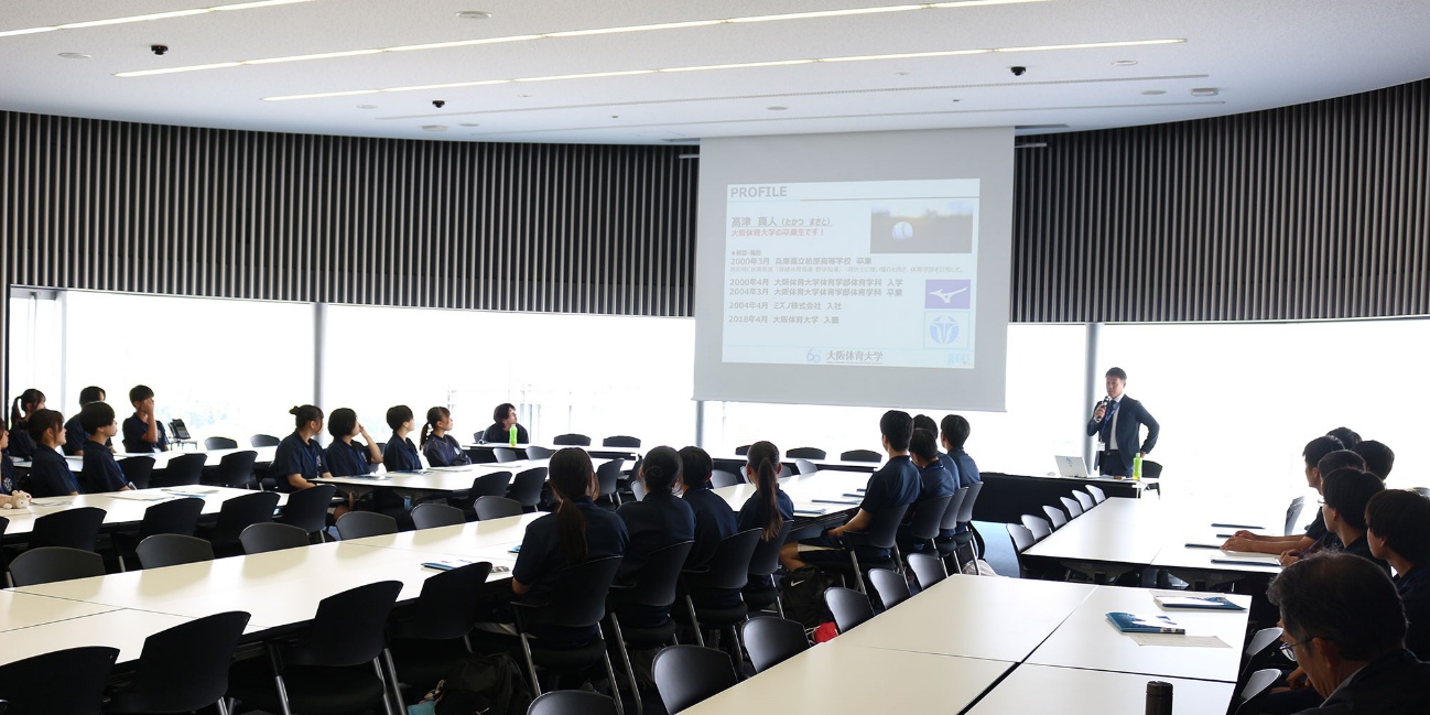 入試部のスタッフから大学概要説明を受ける