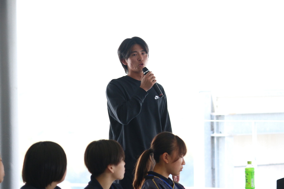 六甲アイランド高校OBの岡田大知さん(教育学部4年)が大学生活やクラブ活動について報告