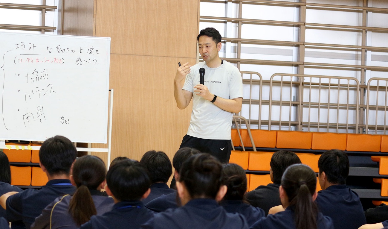 「体の動きを高める運動」をテーマに模擬授業をする教育学部の栗田昇平講師