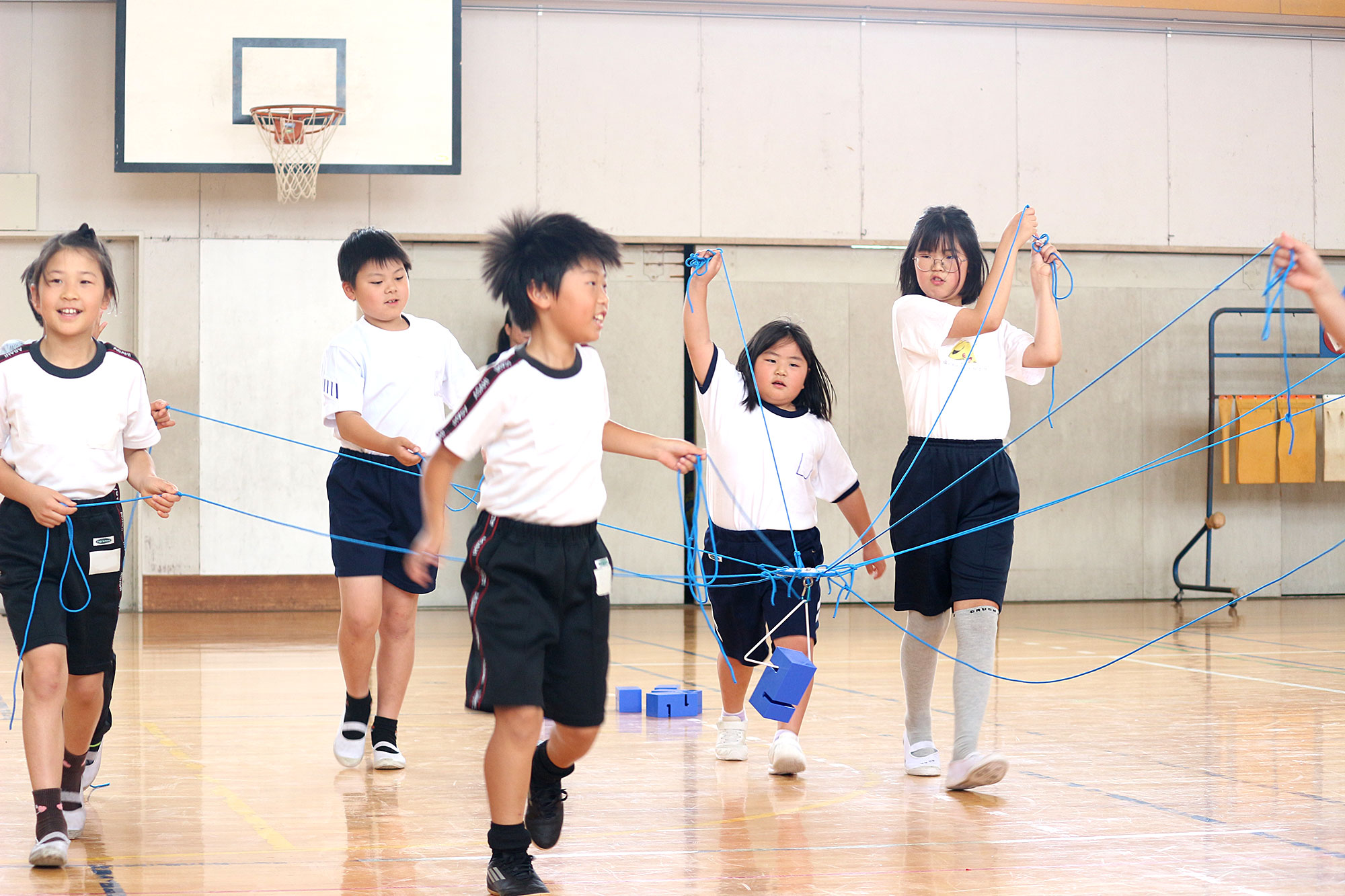 グループで協力して箱を運ぶ児童