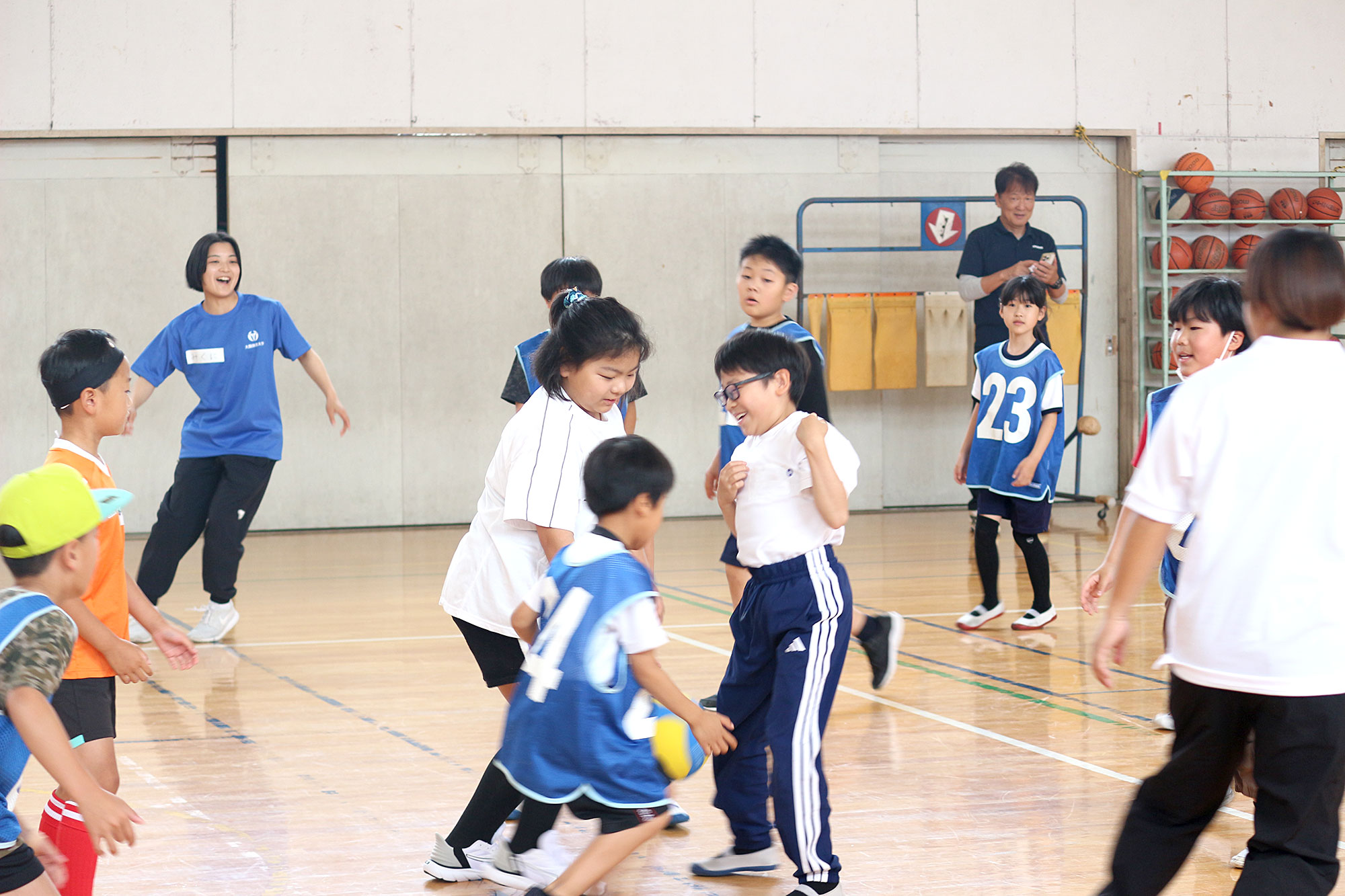 グループ対抗でポートボールを楽しむ児童
