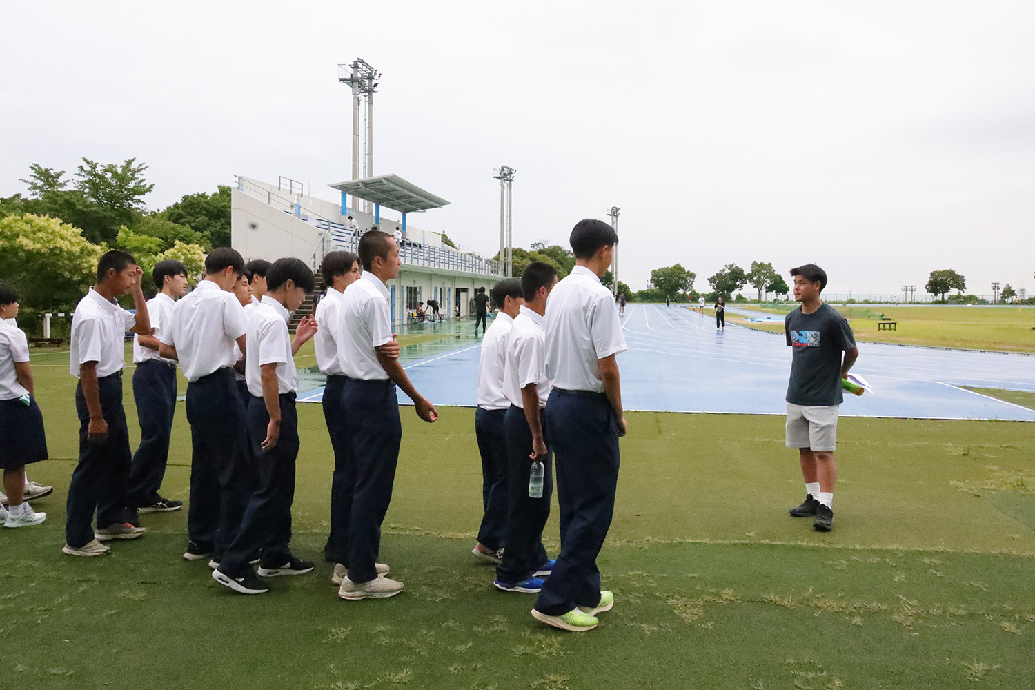 玉野光南高校OBの真野智也さんの案内で、陸上競技場を見学