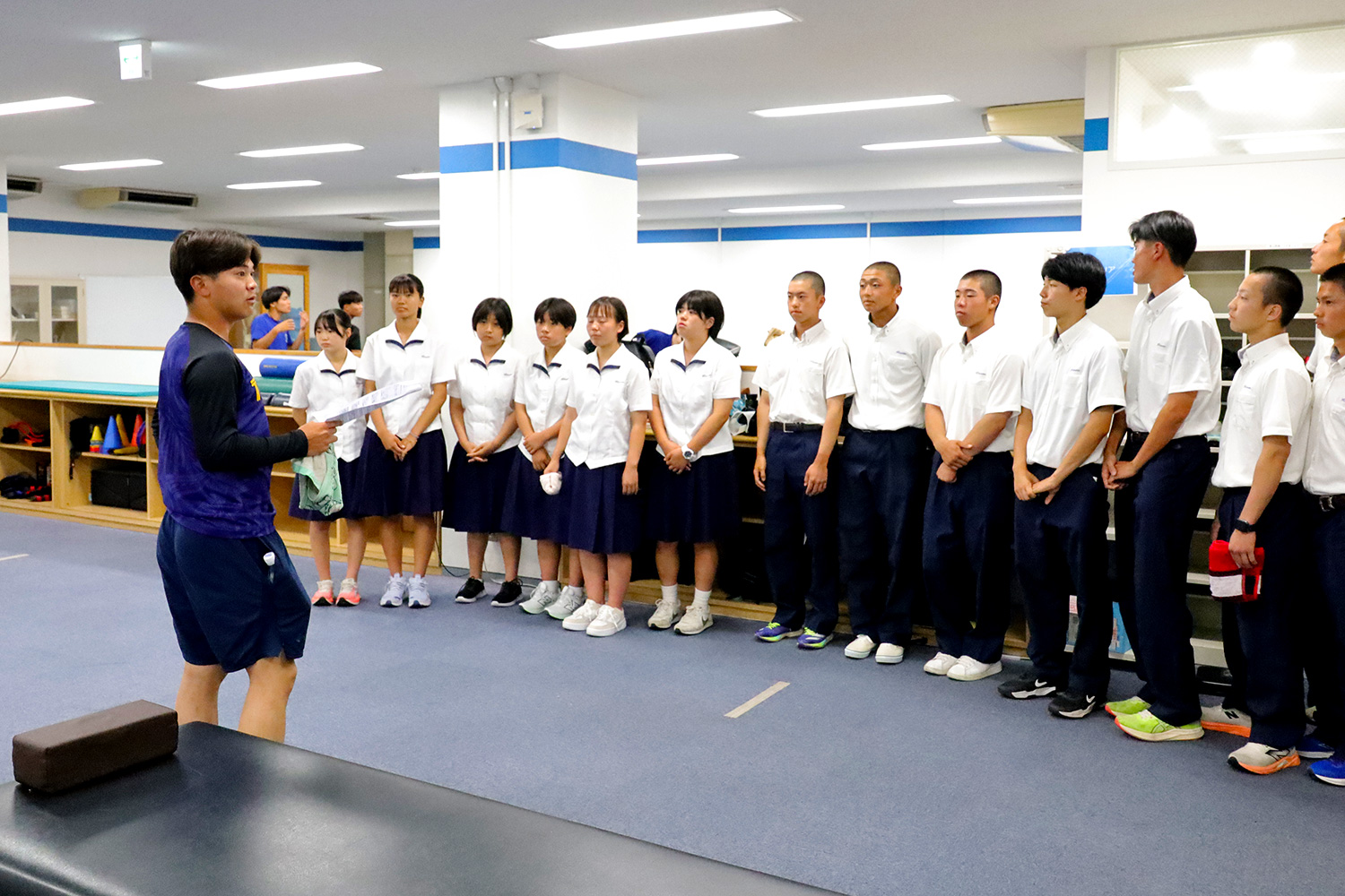 玉野光南高校OBの齋藤智也さんの案内で、ケガからの競技復帰をめざしてトレーニングに取り組むアスレティックトレーニングルーム(ATルーム)を見学