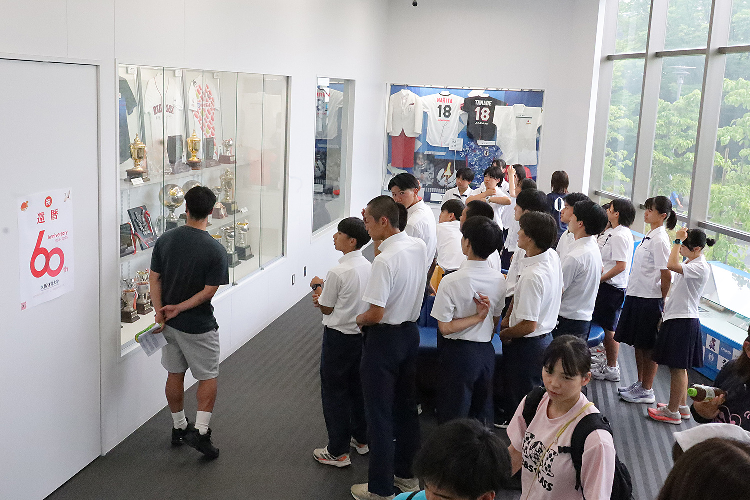 東京オリンピック・パラリンピックに出場した本学関係者などの紹介コーナーや本学OBのプロ選手のユニホームやトロフィーなどが並ぶL号館の展示スペースを見学した