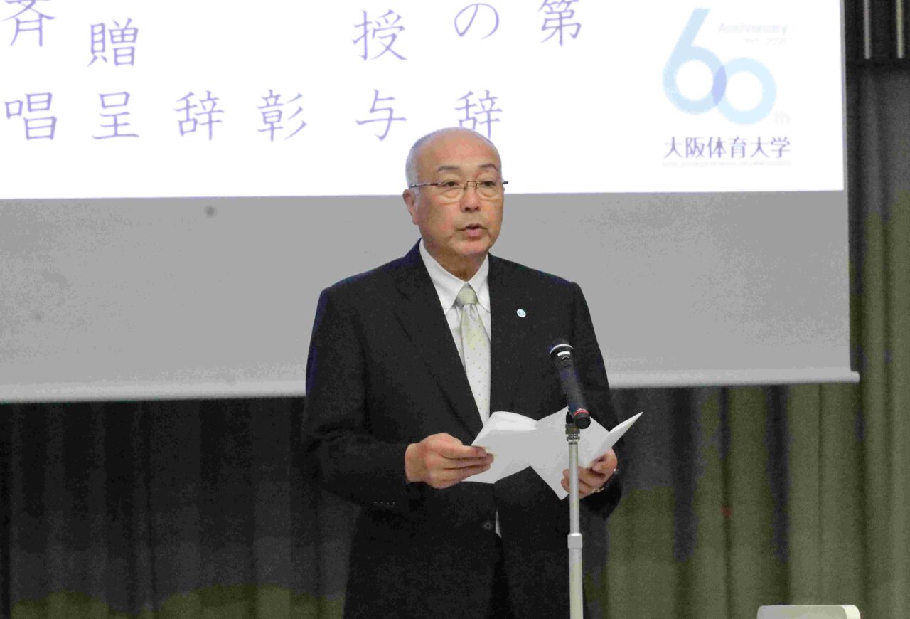式辞を述べる神﨑浩学長