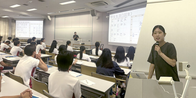 京都明徳高校OGの安里春伽さん（体育学部4年）が大学生活について報告