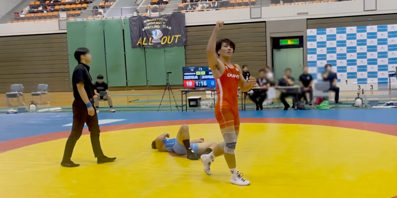 茂野颯良（体育学部3年・和歌山北高校）、男子フリースタイル79kg級で優勝しガッツポーズ