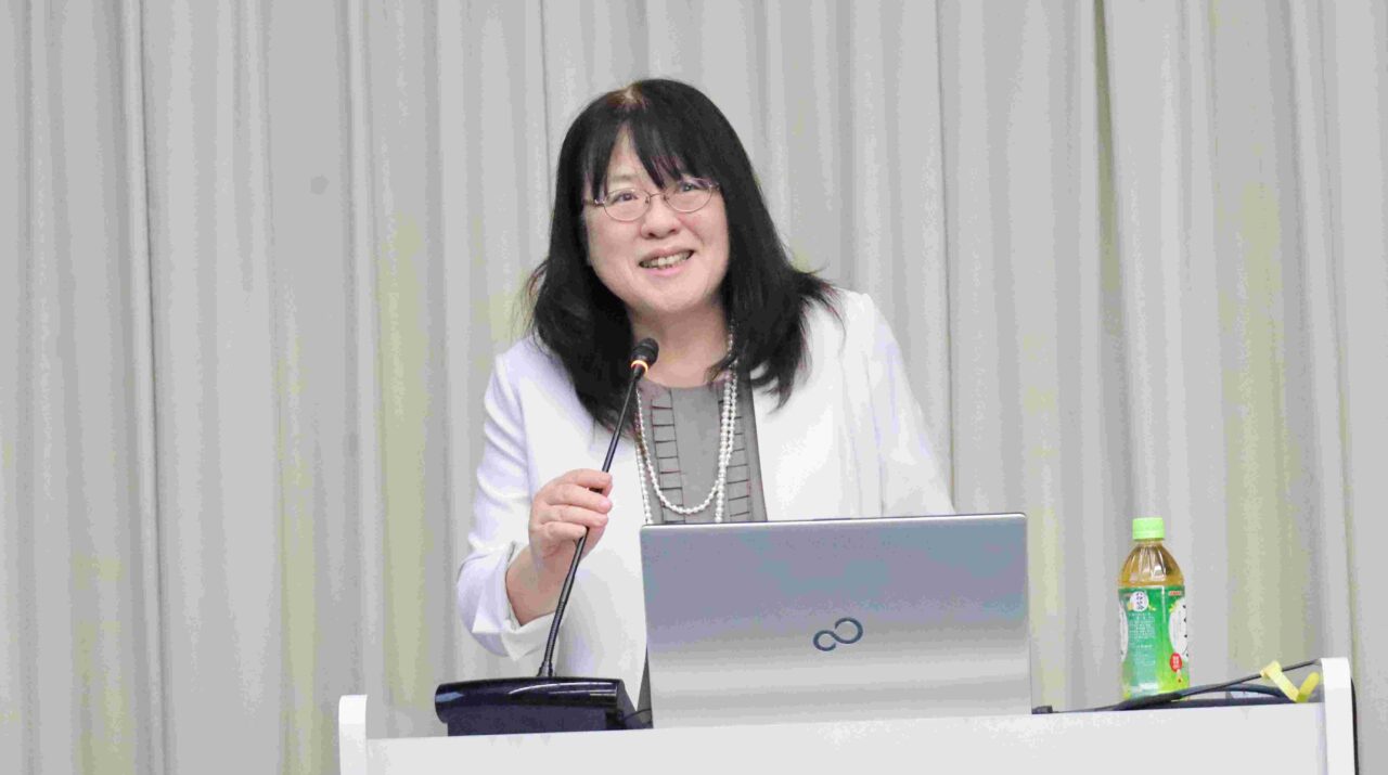 開会のあいさつをする前島悦子大学院研究科長 【大阪体育大学】