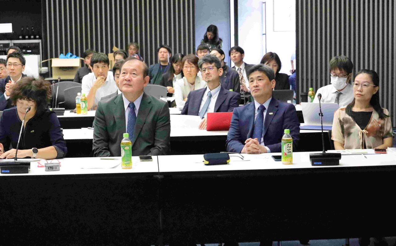 （左から）湯競技学部長、牟鍾福体育学部長、陳光輝スポーツ・健康科学部長、楊雅婷スポーツ・健康科学部助教授 