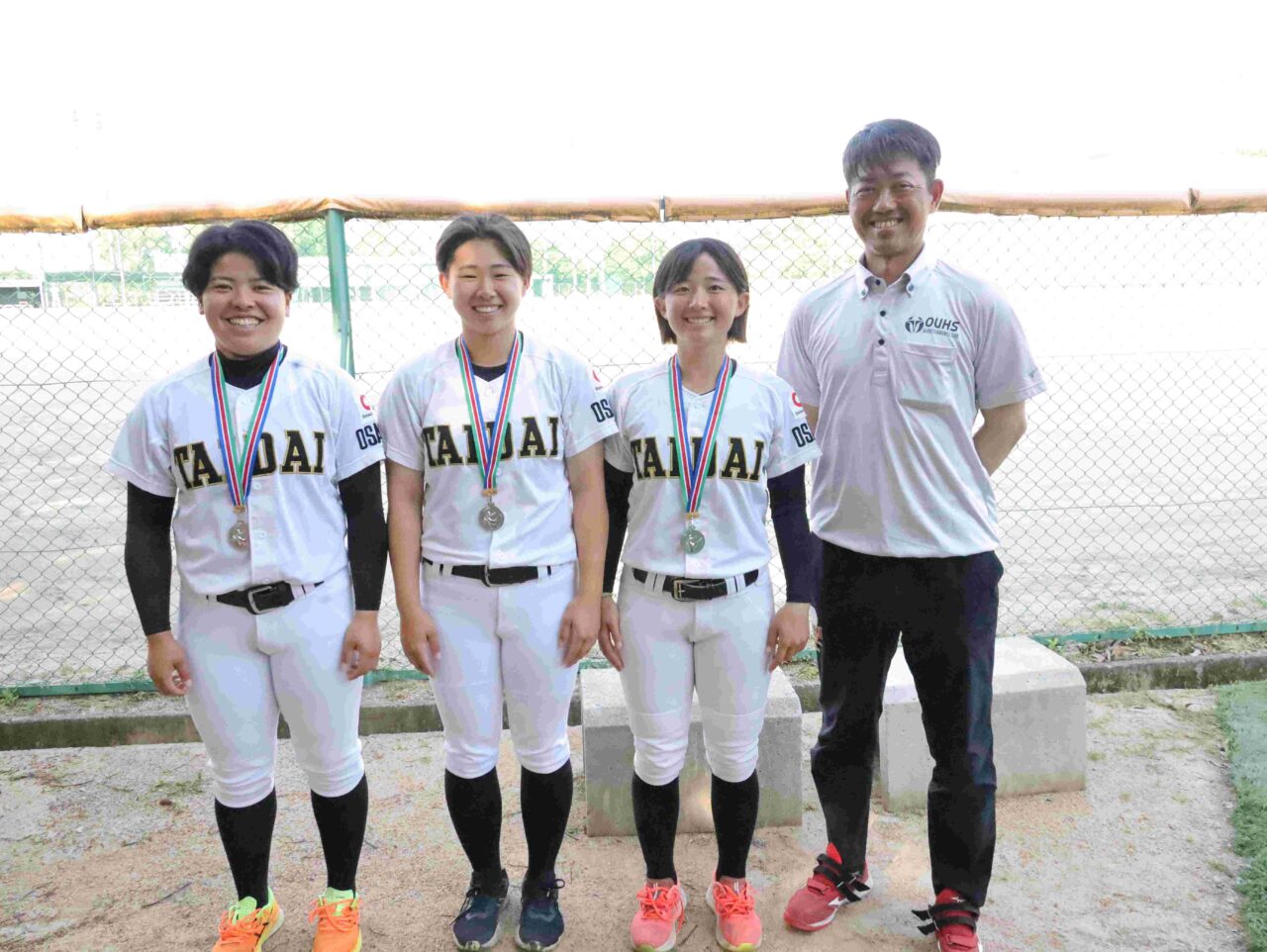 侍ジャパンコーチの横井光治監督、代表の木村睦実（左端）、山本一花と
【大阪体育大学】