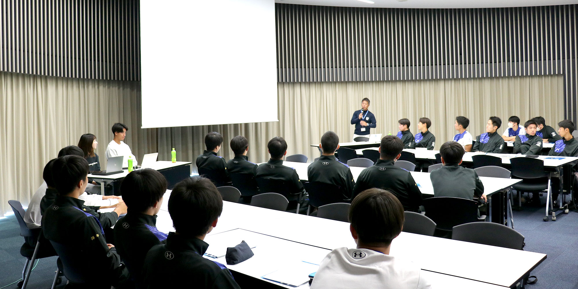 入試部スタッフから大学概要説明を受ける