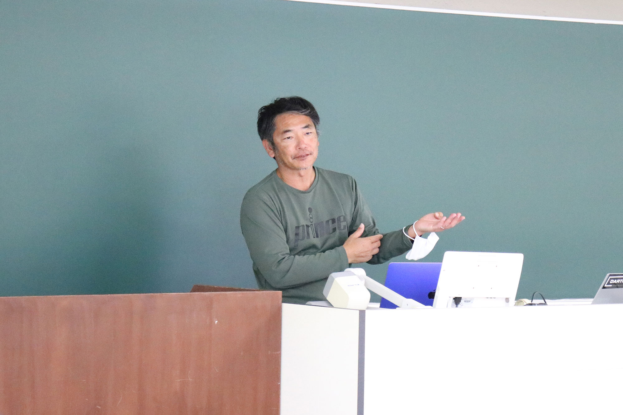 「映像を活用したコーチング事例」と題した模擬授業をする宮地弘太郎教授