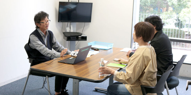 保護者の方と就職について懇談する宮崎光弘キャリア支援部長