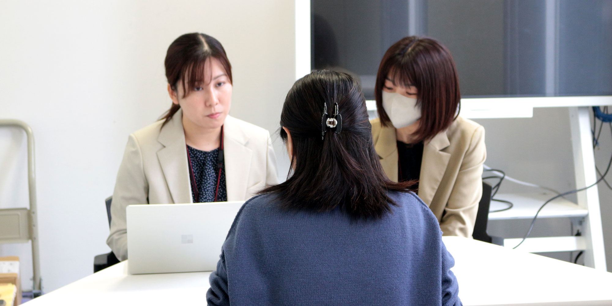 学修状況について懇談する教学部教務担当スタッフ