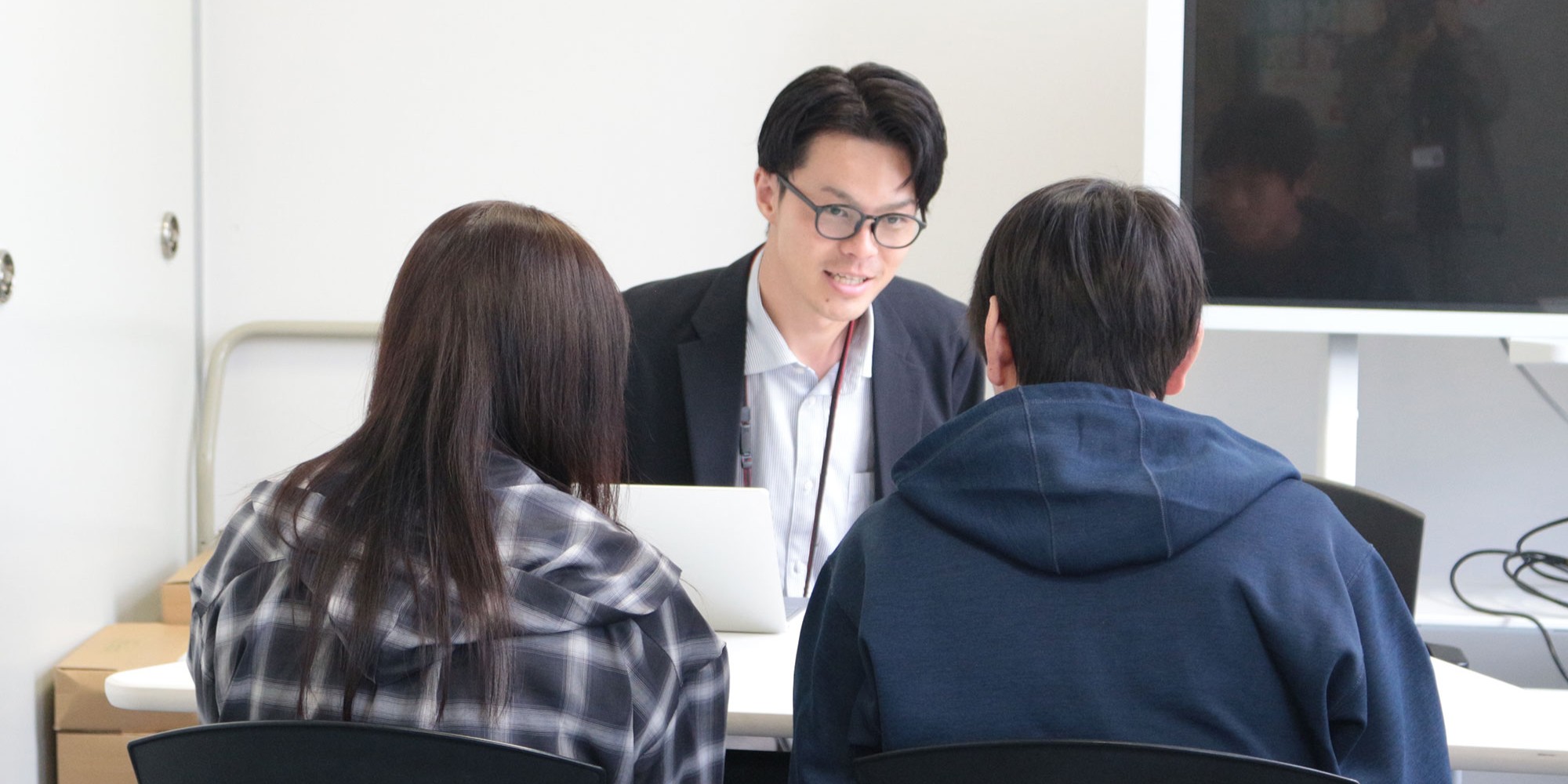 学修状況について懇談する教学部教務担当スタッフ