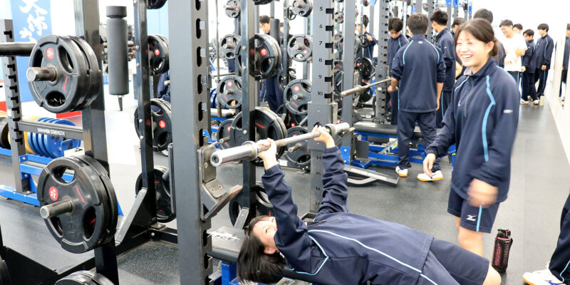 S&Cルームでウエイトトレーニングマシンを使ってトレーニング体験