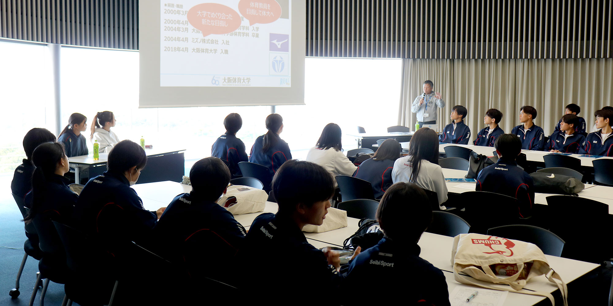 入試部スタッフから大学の概要説明を受ける