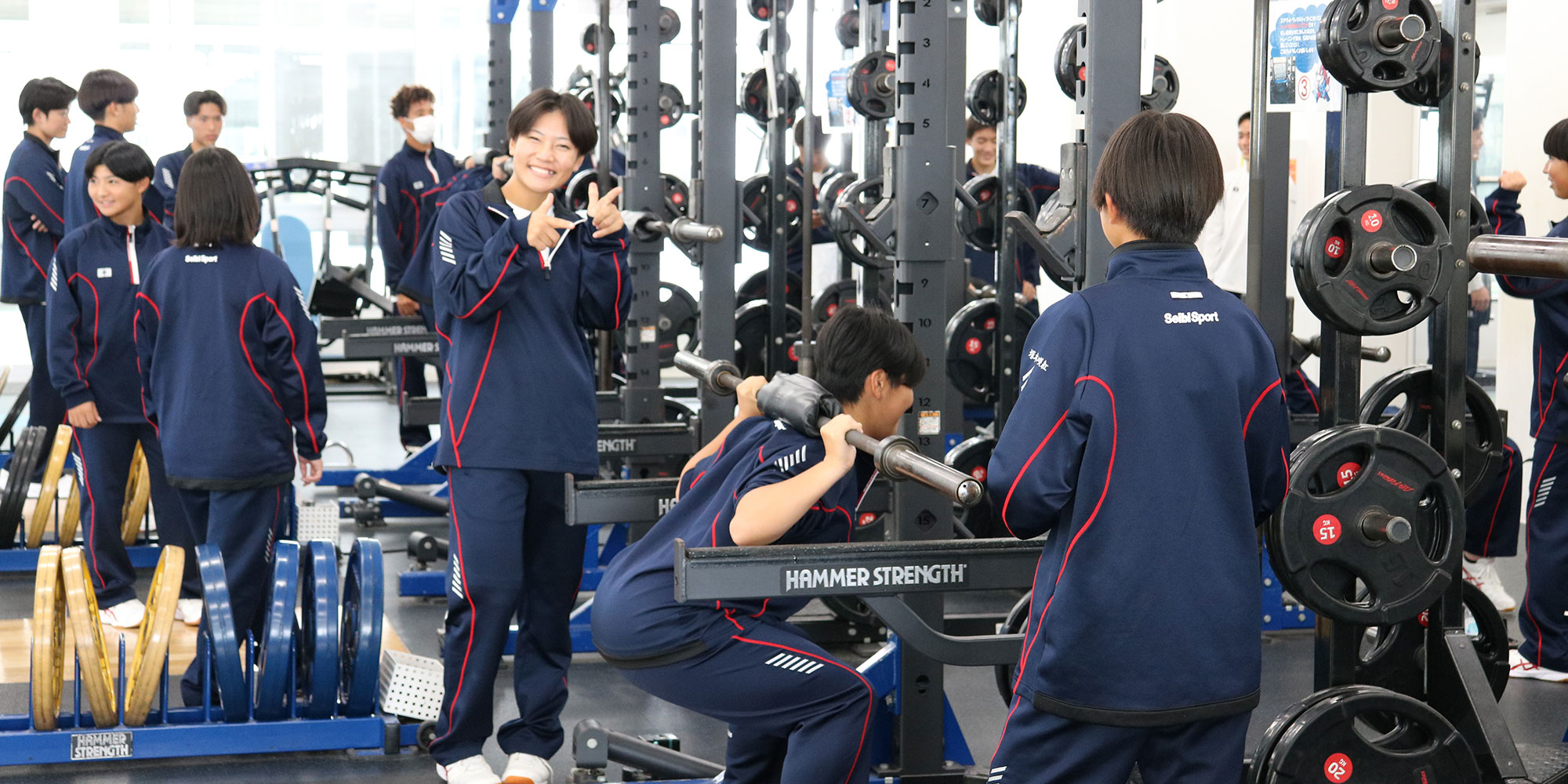 S&Cルームでウエイトトレーニングマシンを使ってトレーニング体験