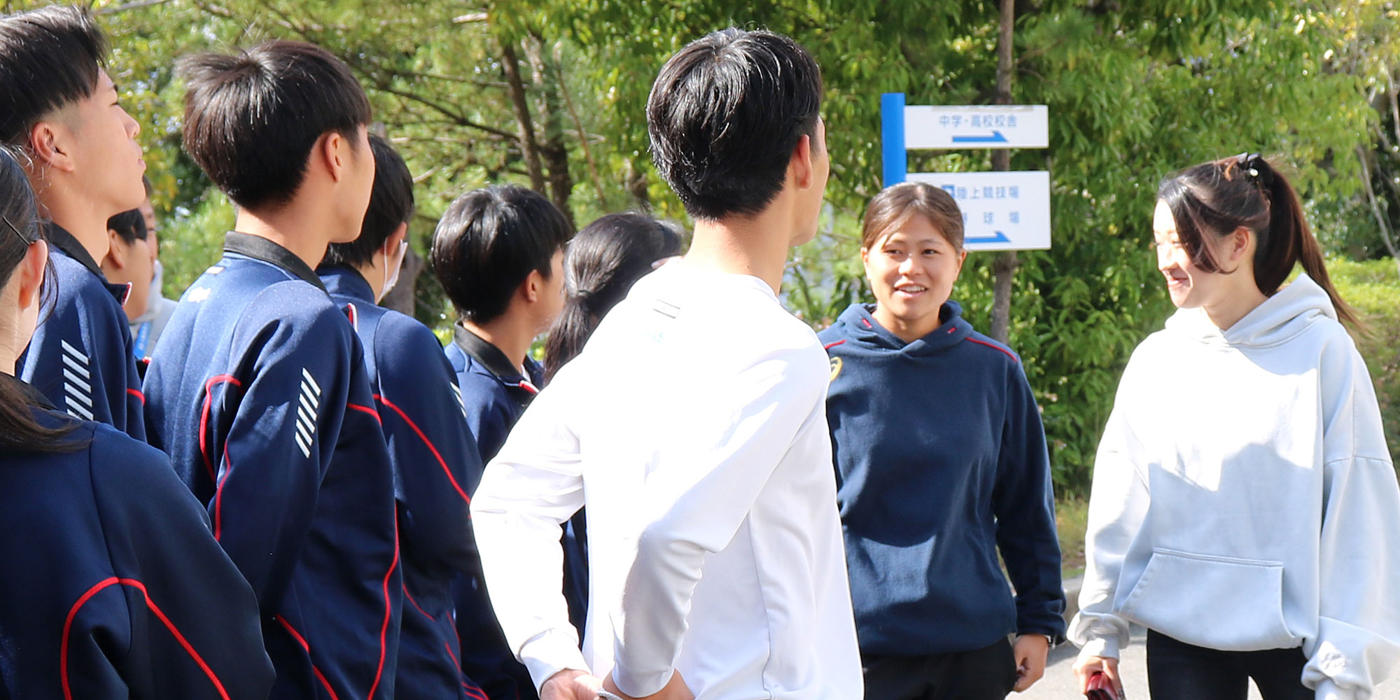 同校OGでスポーツ科学部2年・野上心愛さん（右から2番目）がキャンパスを案内