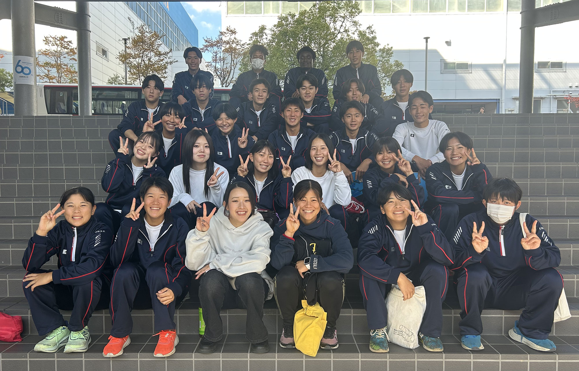 先輩と一緒に集合写真。阪上さん（前列左から3番目）、野上さん（前列左から4番目）