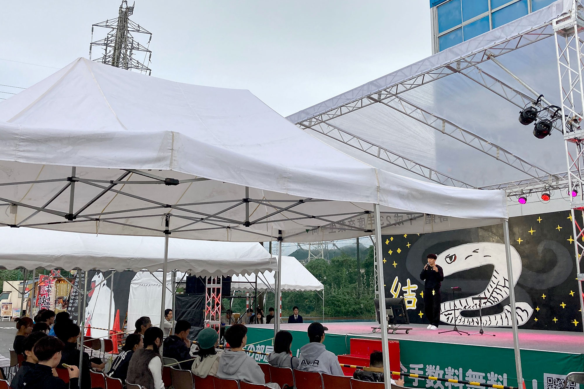 ステージに屋根を設置