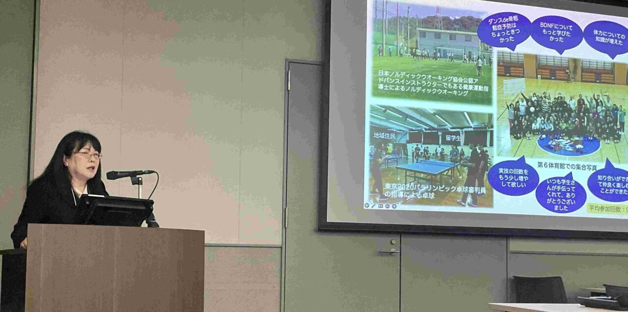 第1回サルコペニア・フレイル指導士活動奨励賞を受賞し、受賞講演をする前島悦子教授【大阪体育大学】