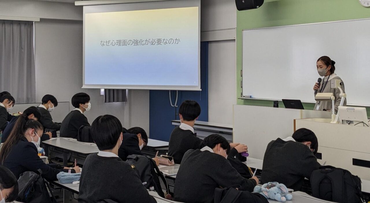 「アスリートのメンタルトレーニング」をテーマに講義するスポーツ科学センター・中山亜未ディレクター 【大阪体育大学】